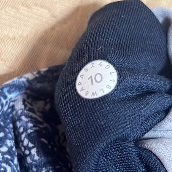 Lululemon Athletica Patterned Cropped Leggings - Picture 5 of 5